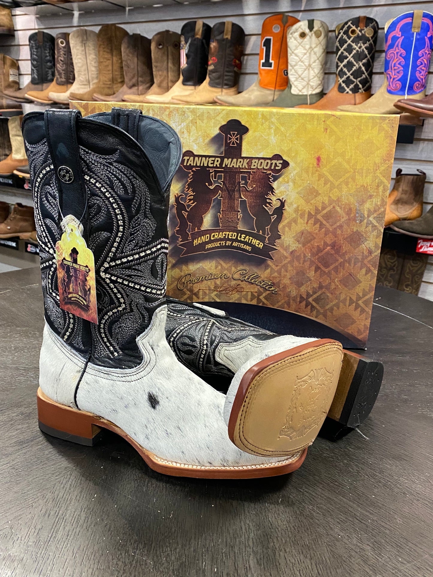 
                  
                    TM205579- Tanner Mark Cowhide - Black& White
                  
                