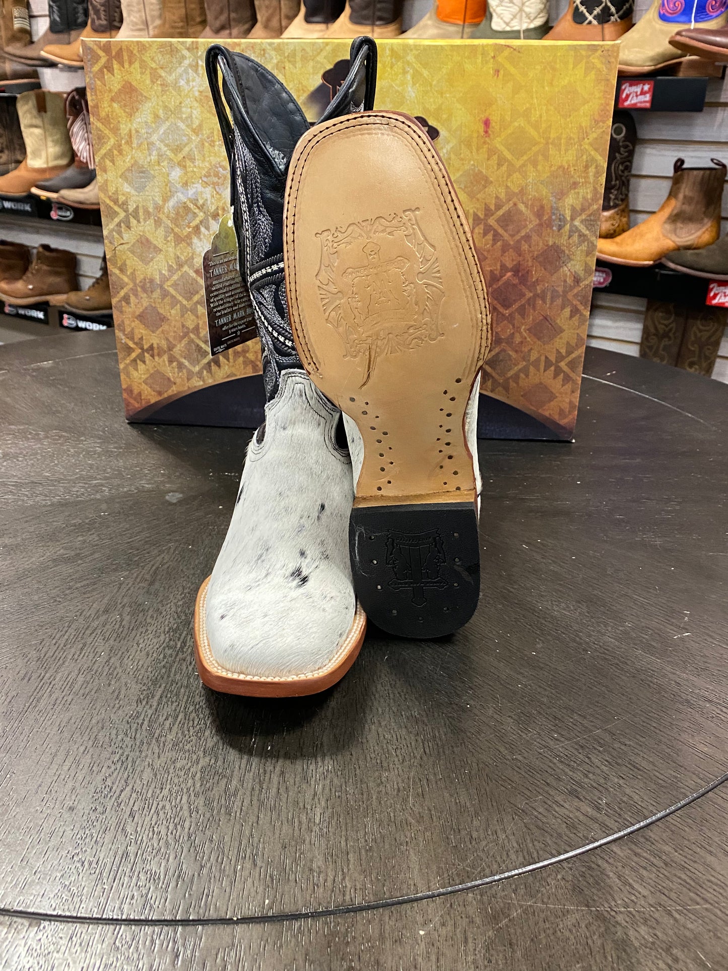 
                  
                    TM205579- Tanner Mark Cowhide - Black& White
                  
                