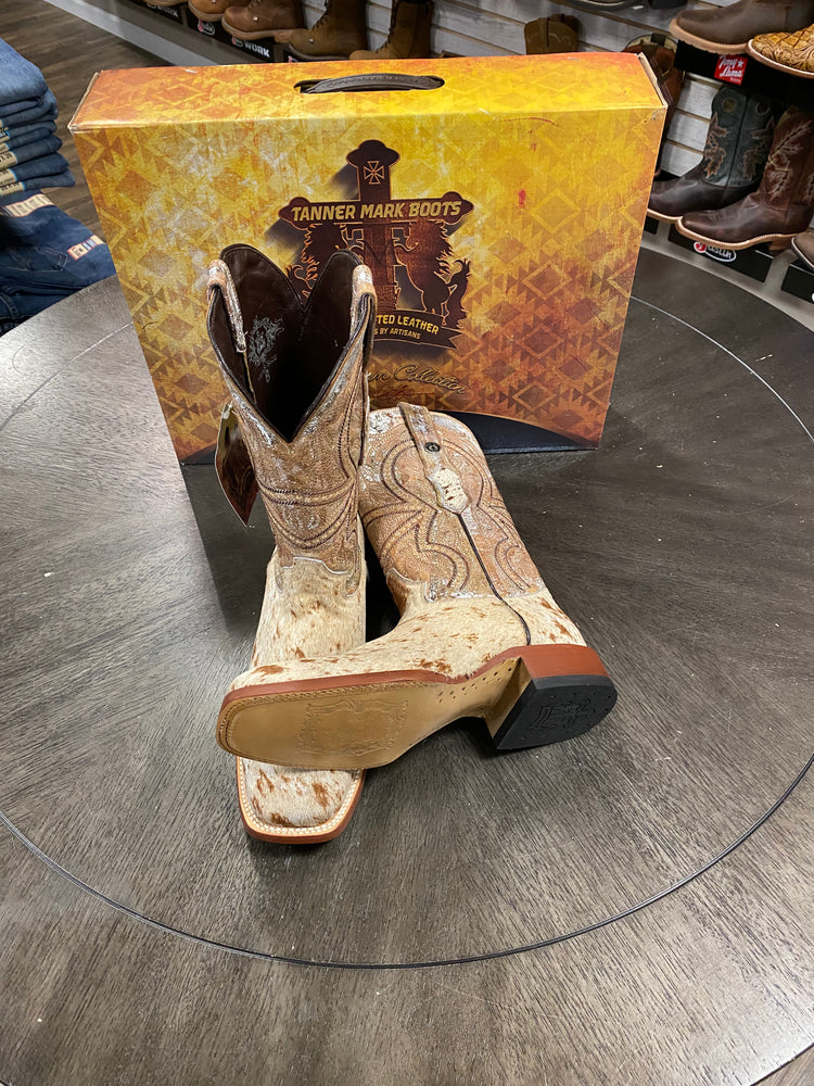 
                  
                    TM205580- Tanner Mark Cowhide - Honey & White
                  
                