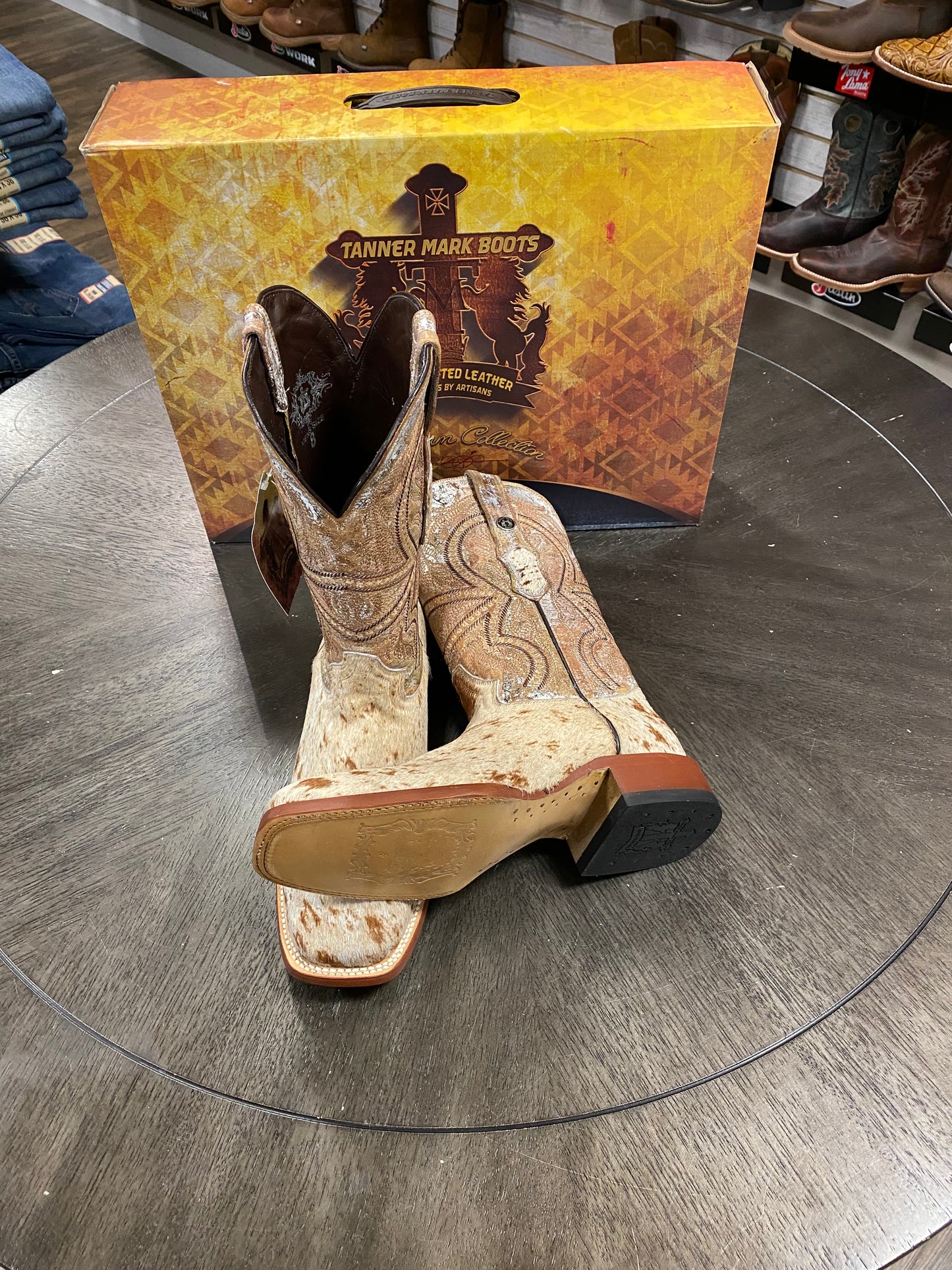 
                  
                    TM205580- Tanner Mark Cowhide - Honey & White
                  
                