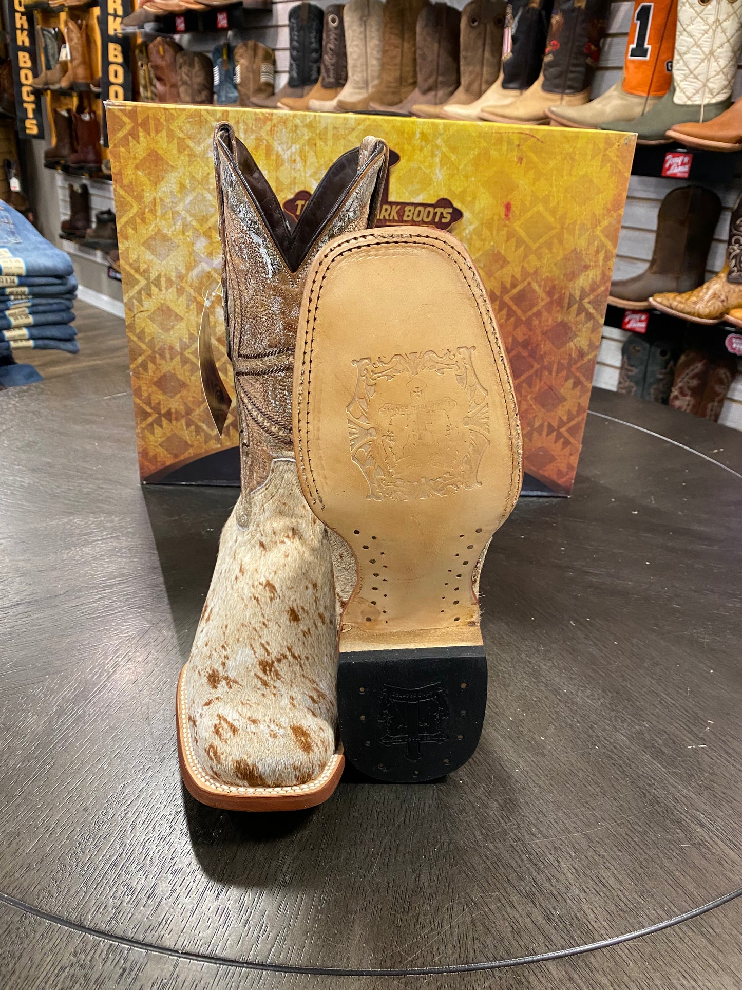 
                  
                    TM205580- Tanner Mark Cowhide - Honey & White
                  
                